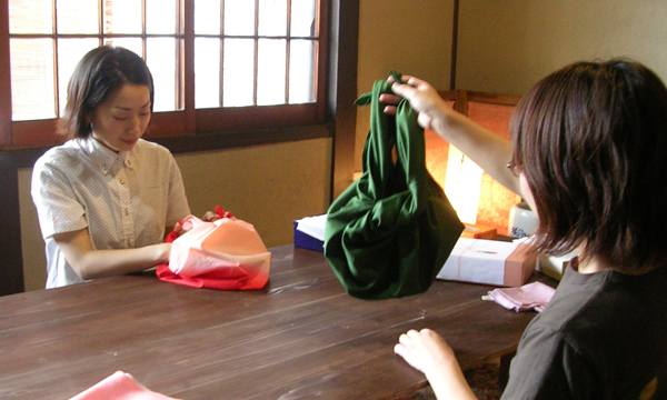 Lesson on how to wrap furoshiki (12 ways)-Kyo-Yuzen Workshop, Marumasu-NIshimuraya